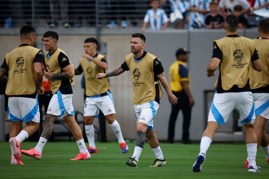 Messi y la Selección Argentina en la entrada en calor en el Metlife Stadium. Messi y la Selección Argentina en la entrada en calor en el Metlife Stadium.