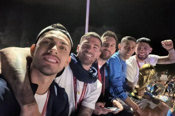 La selfie que se sacaron los futbolistas de la Selección Argentina en el techo del micro. Allí Leandro Paredes se golpeó con un cable a baja altura.