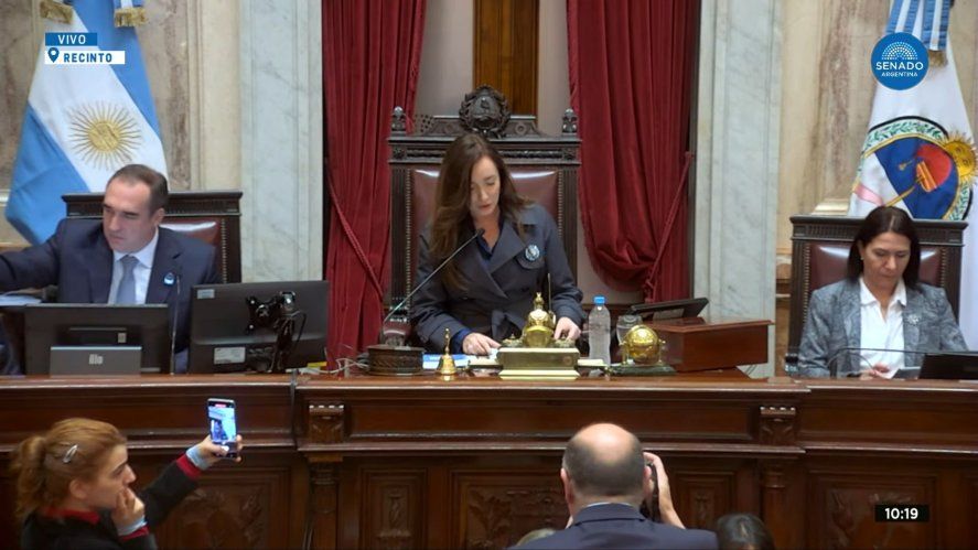 Victoria Villarruel preside la sesión del Senado. Victoria Villarruel preside la sesión del Senado.