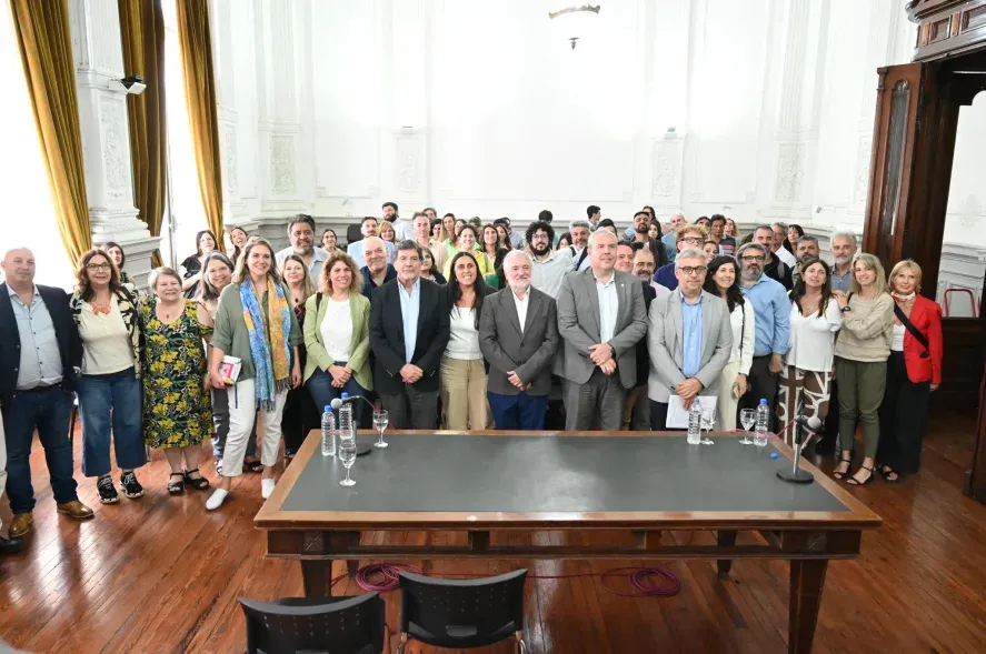 Alberto Sileoni firmó un convenio para implementar el SIU Guaraní en los institutos de educación superior bonaerense.