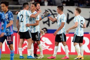 Colombo se abraza con Pérez tras el primer amistoso de la Argentina ante Japón.