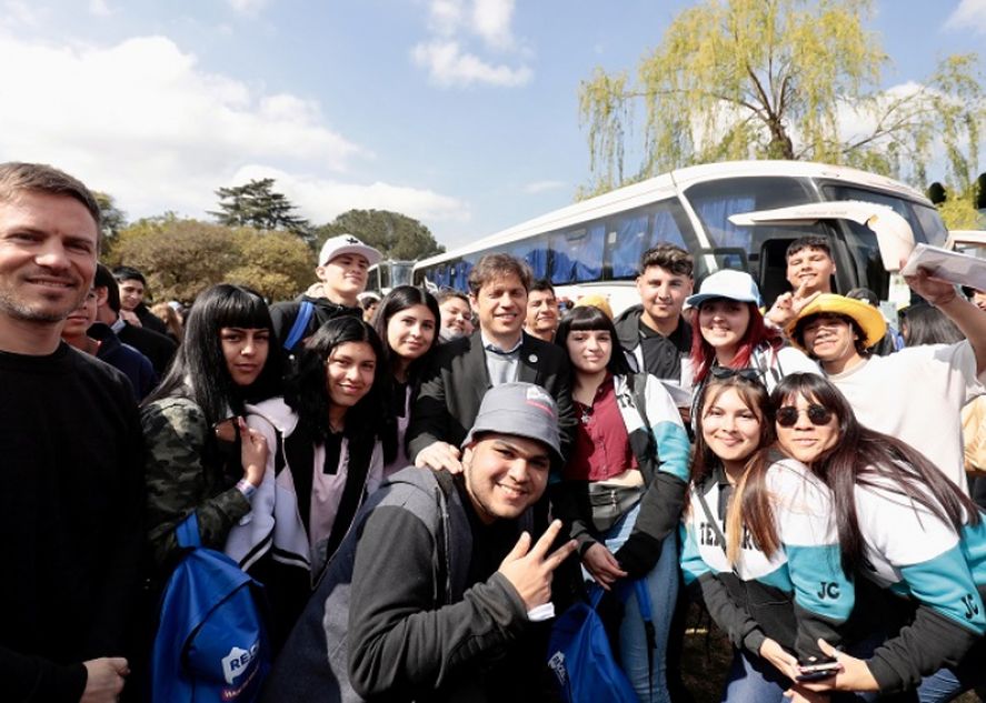 Sin viajes de egresados y netbooks: Axel Kicillof levantó los programas por la “asfixia financiera” de Milei