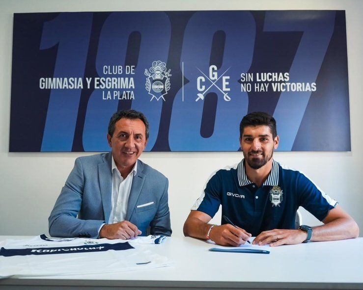 Gastón Suso y su firma con Gimnasia. Gastón Suso y su firma con Gimnasia.