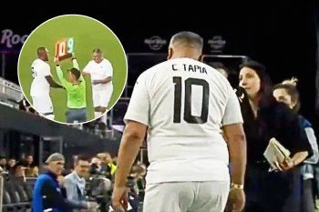 Claudio Tapia sale del campo, reemplazado por Usain Bolt.