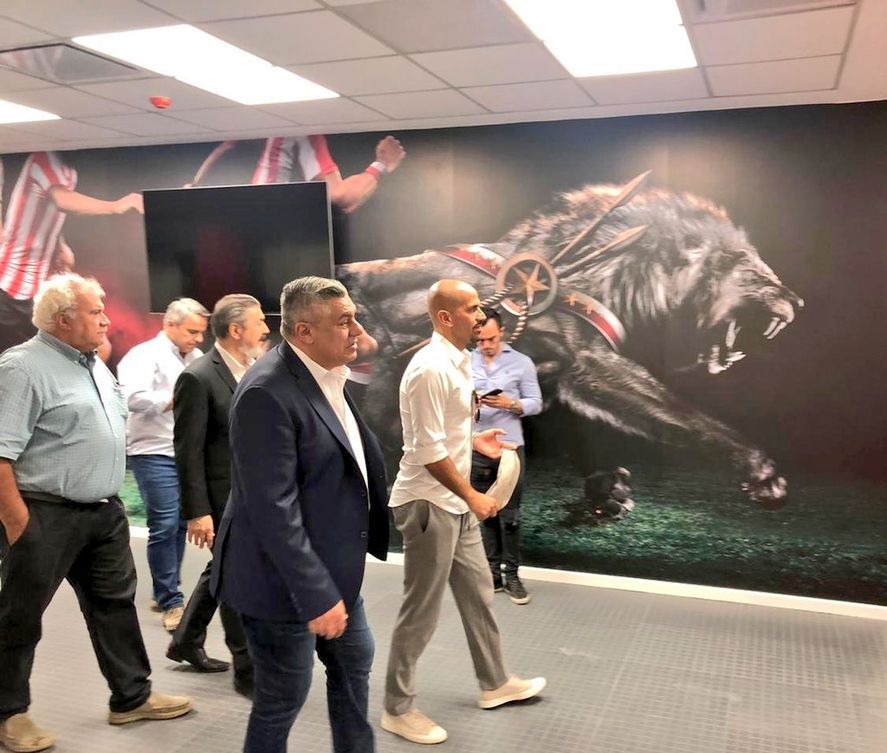 Otros tiempos, cuando el presidente de la AFA, Claudio Tapia, conoció UNO, con Verón y Caiella como anfitriones. Otros tiempos, cuando el presidente de la AFA, Claudio Tapia, conoció UNO, con Verón y Caiella como anfitriones.