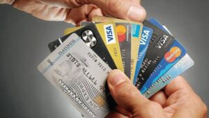 Allanaron a un mujer que hizo compras millonarias con las tarjetas de la ex pareja de su madre: la víctima es un vetereano de Malvinas