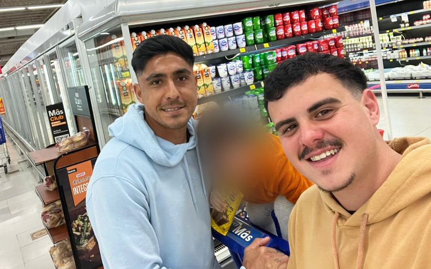 La foto luego del regalo y la banca: Cristian Tarragona y el hincha de Gimnasia. La foto luego del regalo y la banca: Cristian Tarragona y el hincha de Gimnasia.