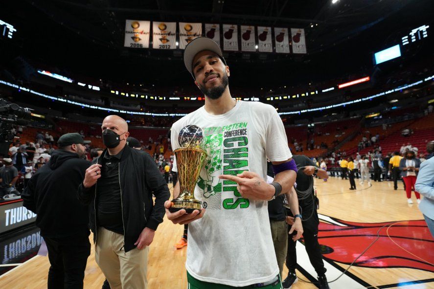 Jayson Tatum, luciendo el trofeo Larry Bird, entregado al MVP del Este. Básquet NBA