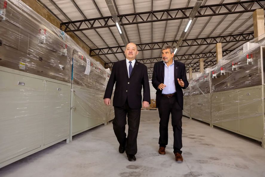 Fernando Tauber, como presidente de la UNLP, y Roberto Salvarezza, como ministro de Ciencia de la Nación, recorren la planta de baterías de litio. Noviembre de 2022.
