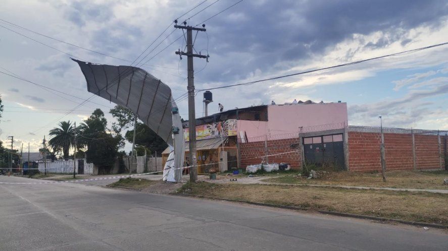 El viento voló un techo de chapas de un supermercado en Florencio Varela. El viento voló un techo de chapas de un supermercado en Florencio Varela.
