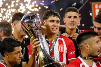 Joaquín Tobio Burgos con el Trofeo de Campeones en sus manos. Joaquín Tobio Burgos con el Trofeo de Campeones en sus manos.