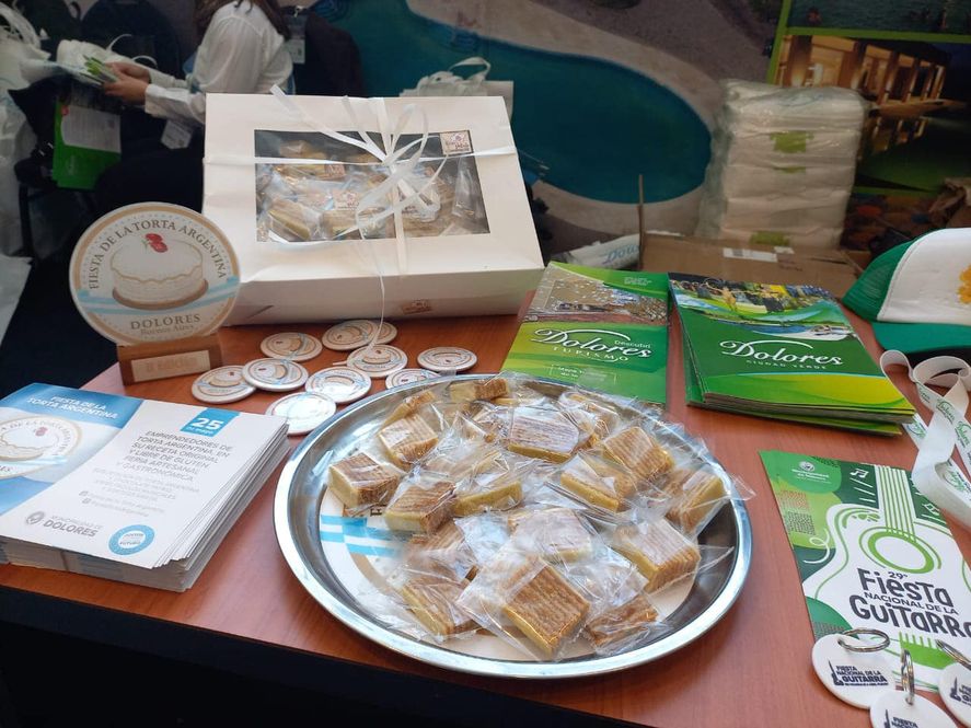 En la décima edición de la Fiesta de la Torta Argentina de Dolores, presentaron un manjar criollo de 10 metros de largo. En la décima edición de la Fiesta de la Torta Argentina de Dolores, presentaron un manjar criollo de 10 metros de largo.