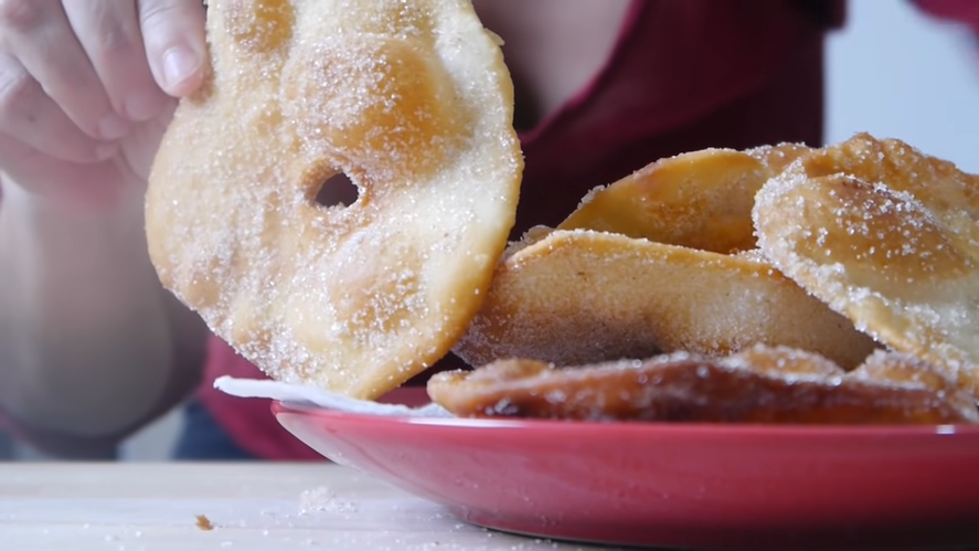 En la antesala del 9 de Julio, en Infocielo te traemos tres recetas de tortas fritas para cocinar y degustar junto a un chocolate caliente o mates. En la antesala del 9 de Julio, en Infocielo te traemos tres recetas de tortas fritas para cocinar y degustar junto a un chocolate caliente o mates.