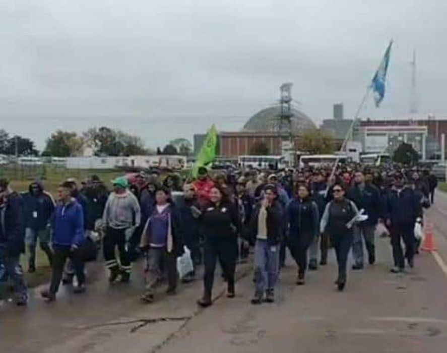Trabajadores de la UOCRA protestaron en la rotonda de acceso a Zárate por la parálisis y los despidos en el Complejo Nuclear Atucha.