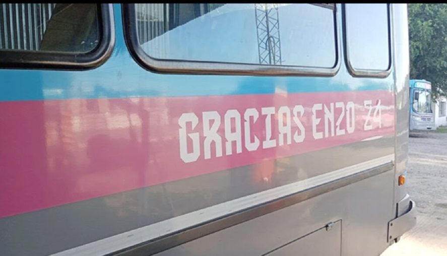 Una línea de colectivos de Pilar decidió agradecer a cada uno de los jugadores de la Selección Argentina, ploteando las unidades de acuerdo a su número, en correlación con el de los jugadores. Aquí el 24 de Enzo Fernández