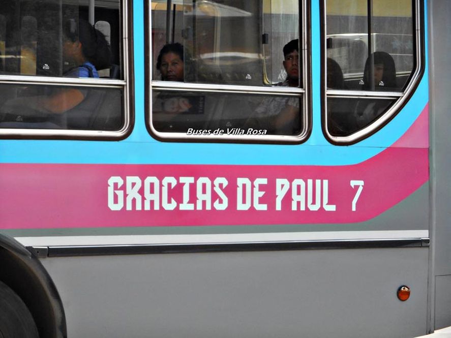 Una línea de colectivos de Pilar decidió agradecer a cada uno de los jugadores de la Selección Argentina, ploteando las unidades de acuerdo a su número, en correlación con el de los jugadores. Aquí el 7 de Rodrigo de Paul