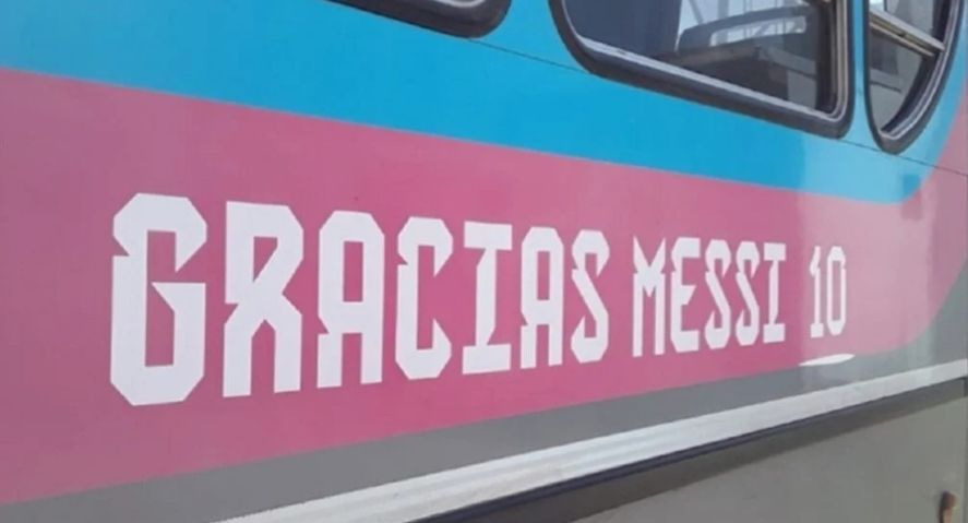 Una línea de colectivos de Pilar decidió agradecer a cada uno de los jugadores de la Selección Argentina, ploteando las unidades de acuerdo a su número, en correlación con el de los jugadores. El más deseado: El 10 de Messi