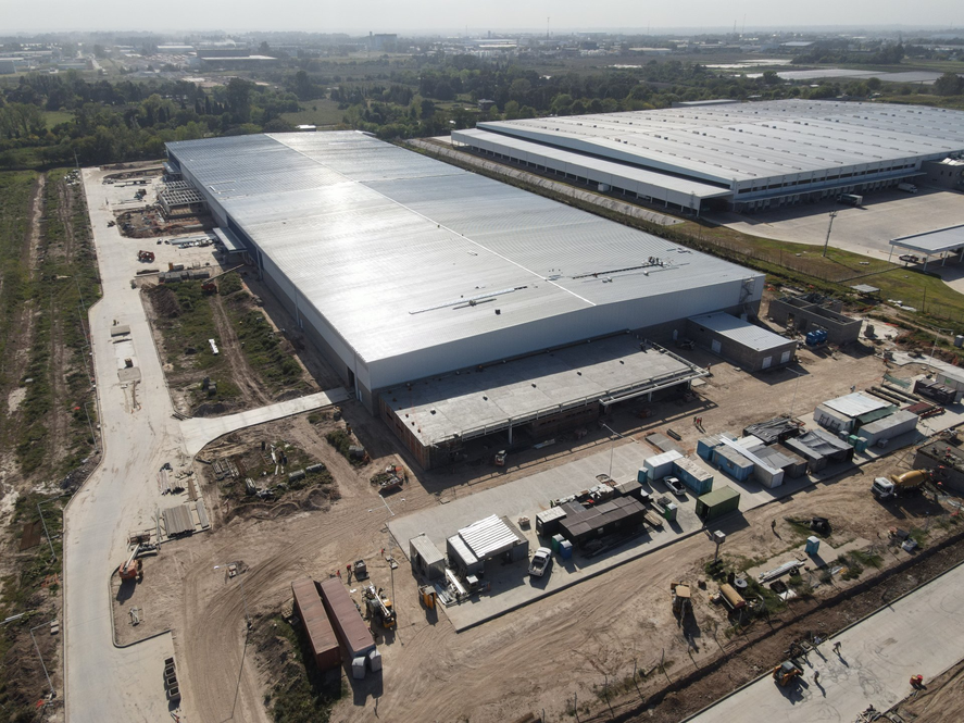 La fábrica Whirlpool de Pilar recortó turnos de trabajo y personal.