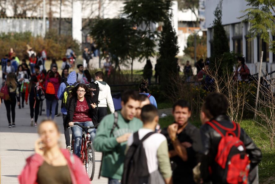  El tramposo anuncio del Gobierno para “cobrarle” la universidad a extranjeros