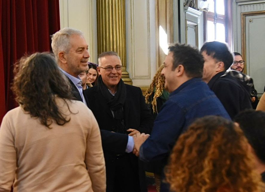 Julio Alak junto al animador infantil "Topa", quien se sumó a la apertura y anticipó su show en el teatro el próximo 12 de mayo