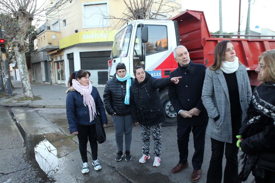El intendente de La Plata, Julio Alak supervisó el inicio de las obras de repavimentación El intendente de La Plata, Julio Alak supervisó el inicio de las obras de repavimentación