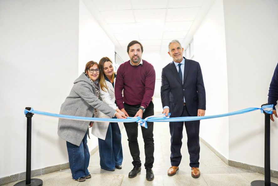 El intendente Julio Alak junto al ministro de Salud de la Provincia de Buenos Aires, Nicolás Kreplak en el acto de inauguración