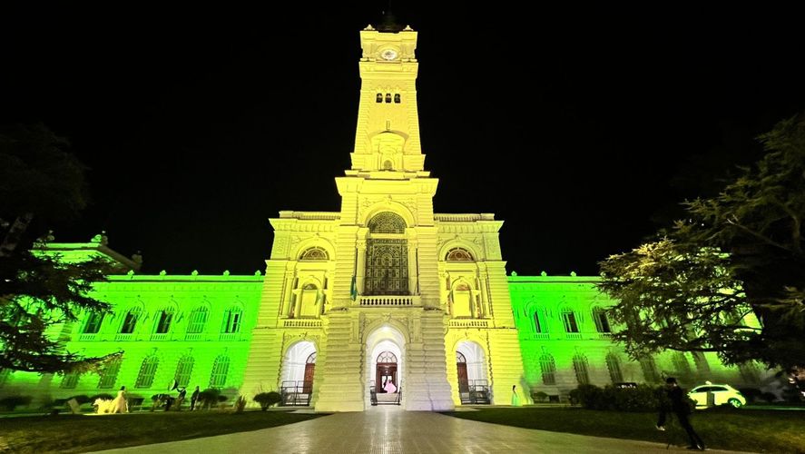 El palacio municipal iluminado de verde  y amarillo en homenaje al vecino país. Foto: Prensa Municipalidad de la Plata 