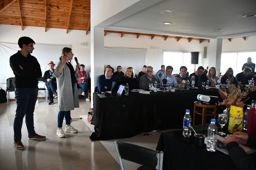 Los intendentes UCR se reúnen con Axel Kicillof mientras intentan surfear la interna por el comité