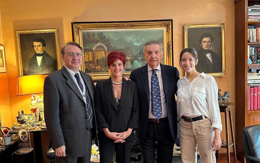 La ganadora Valentina Turco en el Instituto "Burgo di Milano", junto a Fernando Burgo, Agostino Picicco y Melisa Banchio.