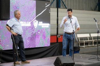 julio Velasco junto a Marcelo Galland, presidente de la Fundación Club Universitario de La Plata