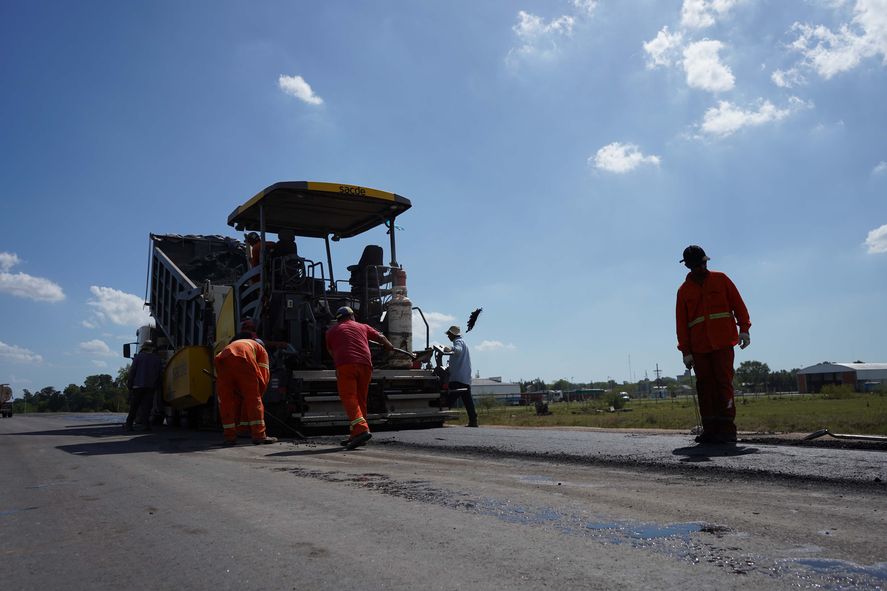 Ni un tramo de ruta: El Gobierno de Javier Milei no pagó una de las pocas obras que prometió hacer y la empresa dejó los trabajos Ni un tramo de ruta: El Gobierno de Javier Milei no pagó una de las pocas obras que prometió hacer y la empresa dejó los trabajos