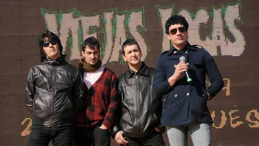 Viejas Locas publicó “¿Qué vas a hacer tan sola hoy?” en el disco Especial (1999). Hoy, vuelve a ser un lanzamiento gracias a la impecable y personal versión de Dillom. 