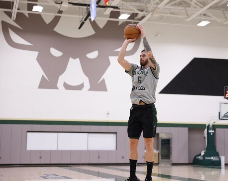 Luca Vildoza, base de los Milwaukee Bucks, a paso firme en los playoffs de la NBA. Básquet