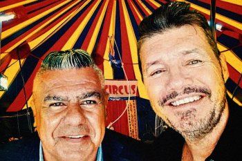 Claudio Tapia y Marcelo Tinelli a plena selfie y sonrisa. La dirigencia sigue subestimando la inteligencia y la tolerancia del público futbolero.  