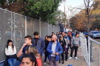 Hinchas de Gimnasia en el Estadio del Bosque a la espera de conseguir su entrada para el duelo por Copa Argentina.