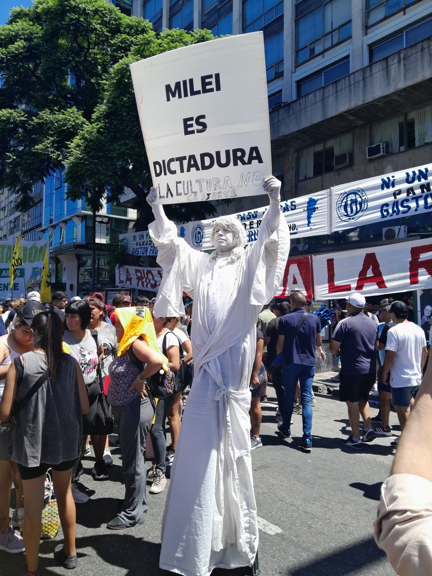 El pueblo y sus carteles.