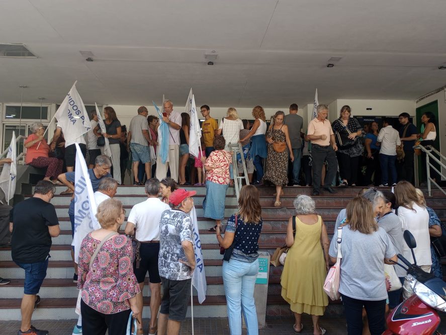 Afiliados en la sede central del IOMA en La Plata