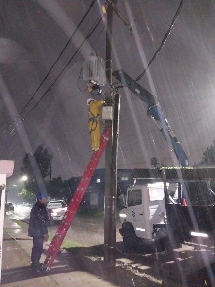 Casi 50 mil usuarios sin luz luego de las lluvias torrenciales en el AMBA. 