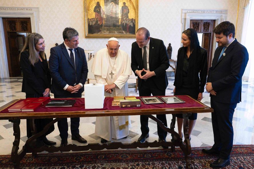 El papa Francisco con el intendente y la comitiva de Bahía Blanca