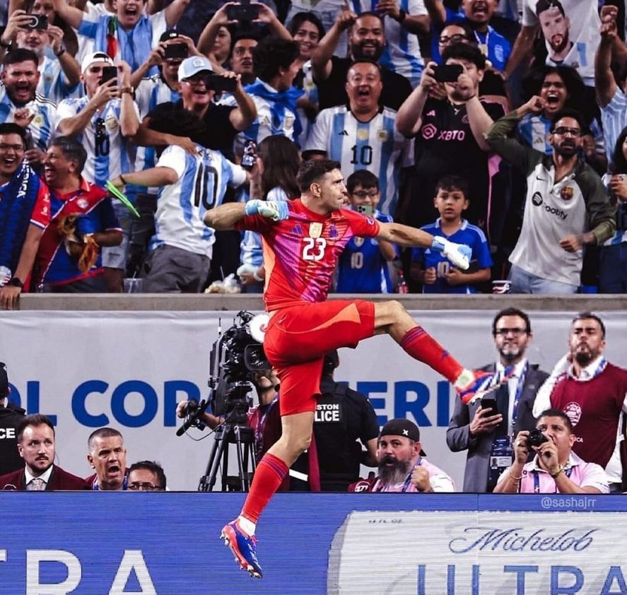 Dibu Martínez, el ídolo de los hinchas argentinos.