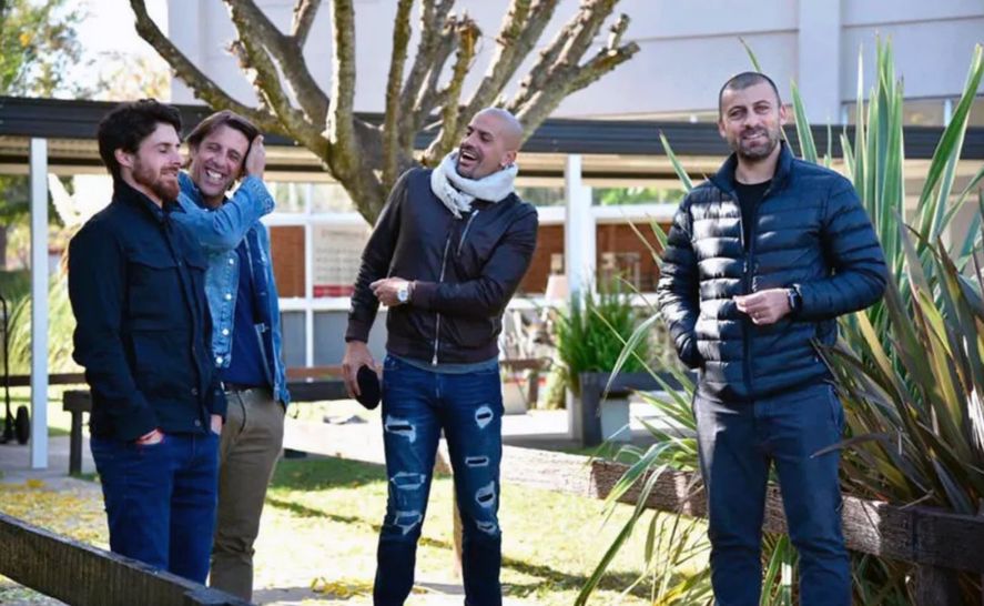 Verón, con Aimar, Luis Martín y Samuel, en City Bell, durante la visita del 2019. Verón, con Aimar, Luis Martín y Samuel, en City Bell, durante la visita del 2019.