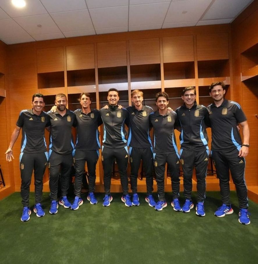 El cuerpo técnico campeón completo: Luis Martín, el tercero empezando desde la izquierda. Juan Tamone, el primero de la derecha. El cuerpo técnico campeón completo: Luis Martín, el tercero empezando desde la izquierda. Juan Tamone, el primero de la derecha.