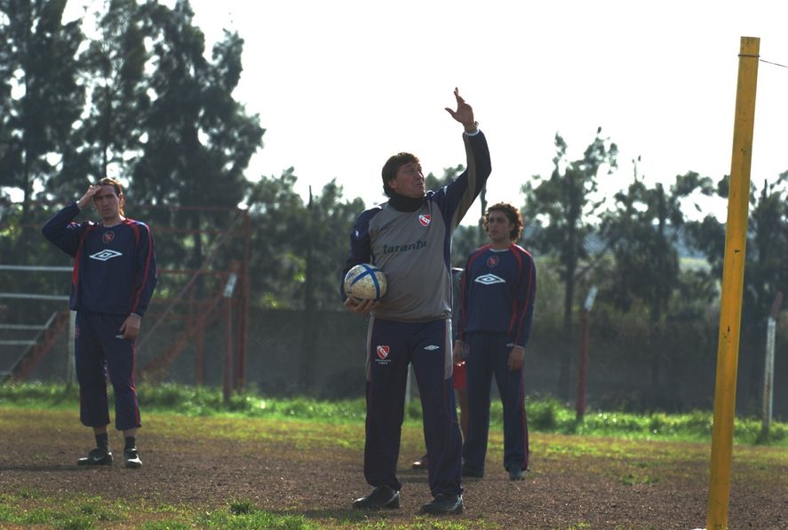 Fotón. Domínguez, con pelo largo, y Méndez, con rulos, escuchan al DT Falcioni.
