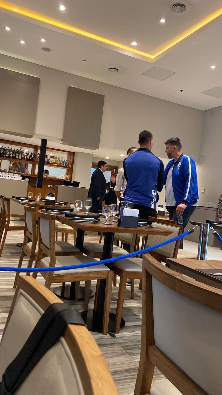 Morales, mientras esperaba a Ascacibar. Ahí amagó con irse. Morales, mientras esperaba a Ascacibar. Ahí amagó con irse.