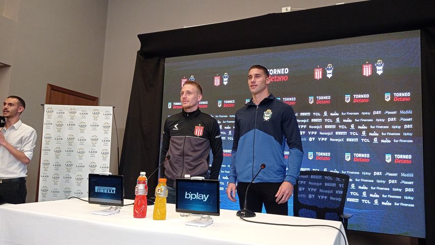 Los referentes de Estudiantes y Gimnasia posan para las fotos.