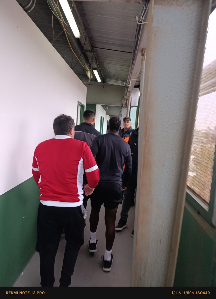 Edwuin Cetré llegó rengueando a la zona de cabinas. 