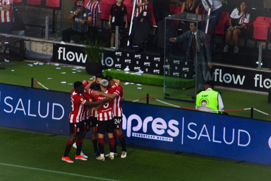 El abrazo de todos al capitán de Estudiantes con el Narigón de testigo. (Foto: Noelia Torres) El abrazo de todos al capitán de Estudiantes con el Narigón de testigo. (Foto: Noelia Torres)