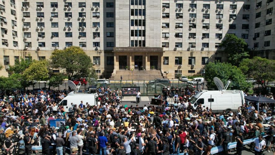 Grabois y Mena dieron una clase pública afuera de los tribunales para denunciar las irregularidades de la Causa Vialidad.