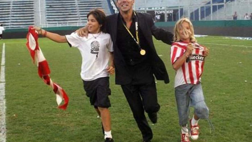 Los hermanos de Giuliano Simeone en plena vuelta olímpica Los hermanos de Giuliano Simeone en plena vuelta olímpica