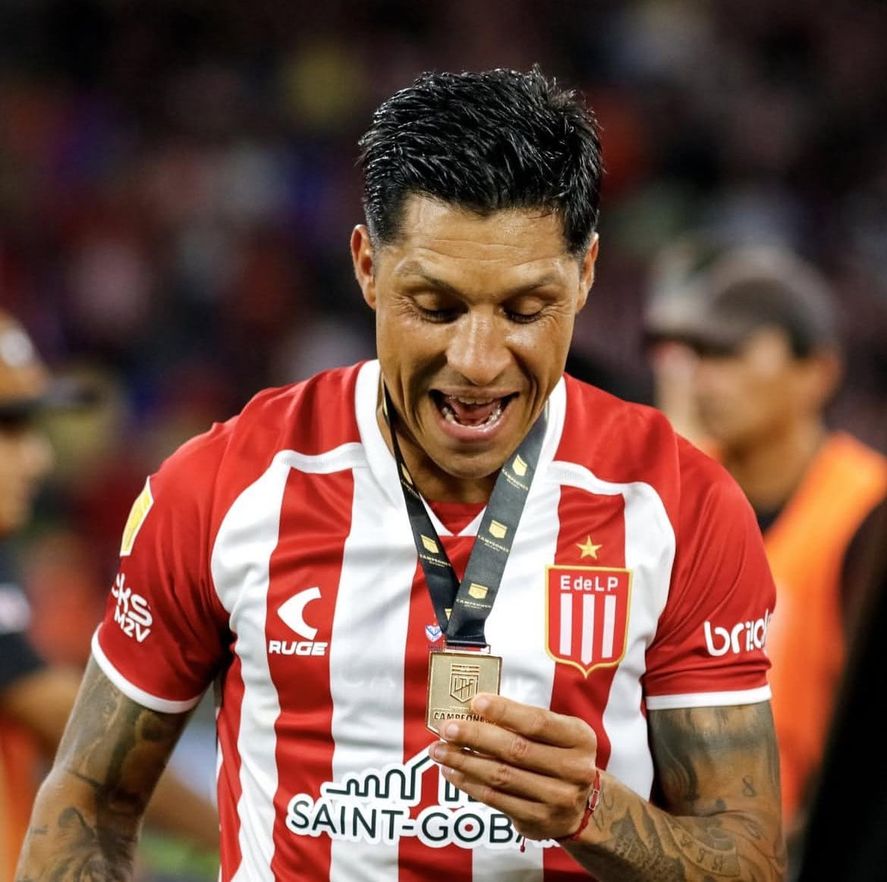 Enzo Pérez mira la medalla de campeón como si fuera la primera. Enzo Pérez mira la medalla de campeón como si fuera la primera.